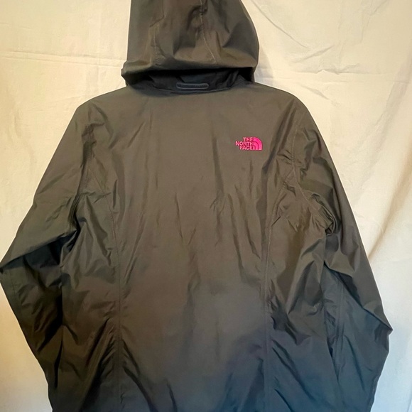 The North Face Women's Resolve Jacket - Picture 8 of 13